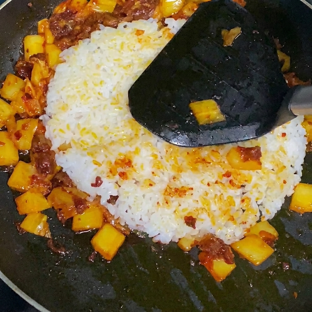 Riso saltato al kimchi ultimato e mescolato in padella.