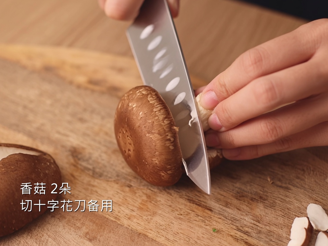 Un coltello che incide una forma a croce sulla parte superiore di un fungo shiitake fresco su un tagliere.