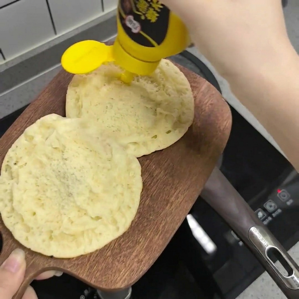 Salsa alla senape e miele versata sui lati interni dei due panini.