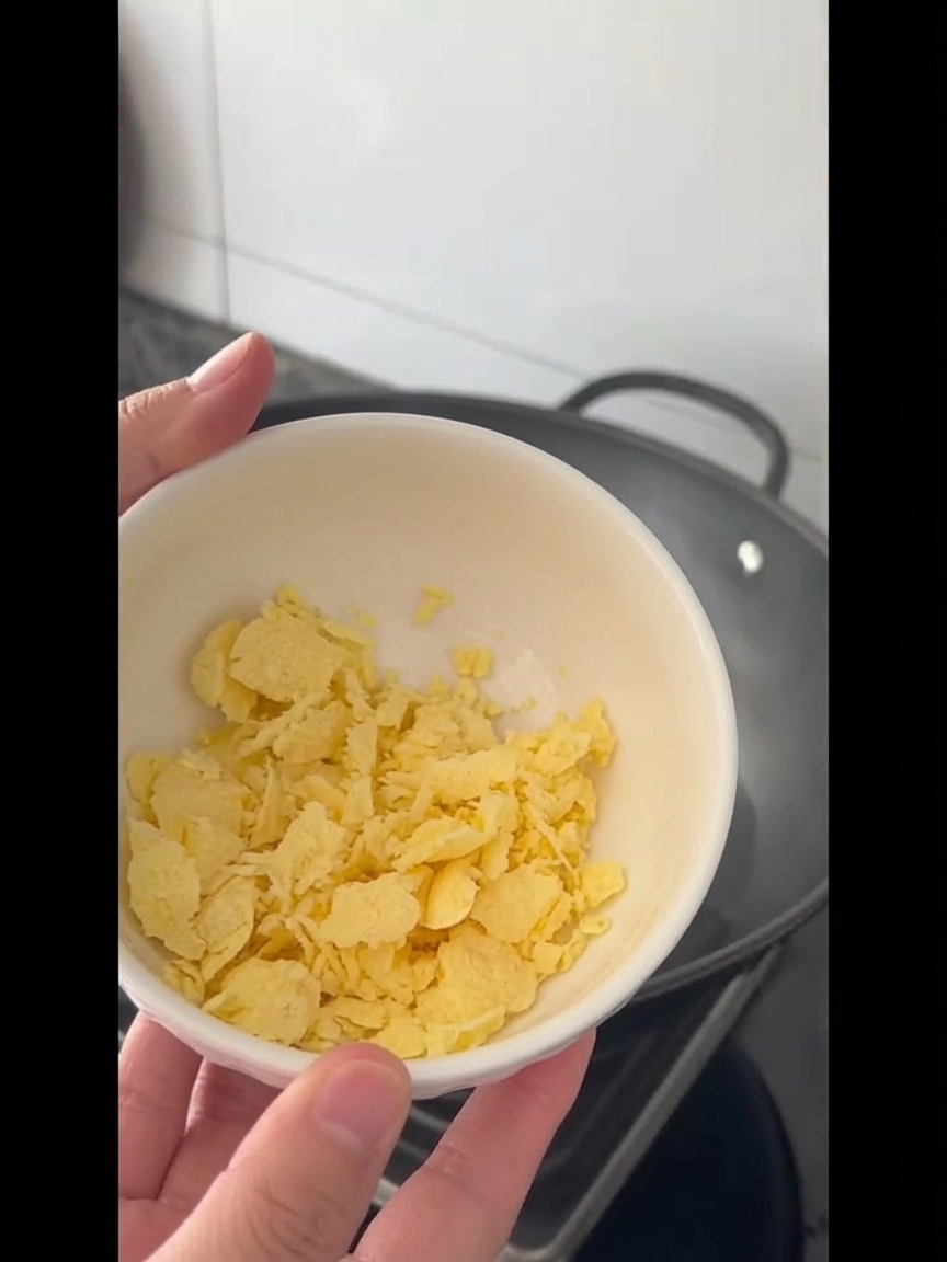 Cubetti di burro che si sciolgono nellolio caldo nel wok.