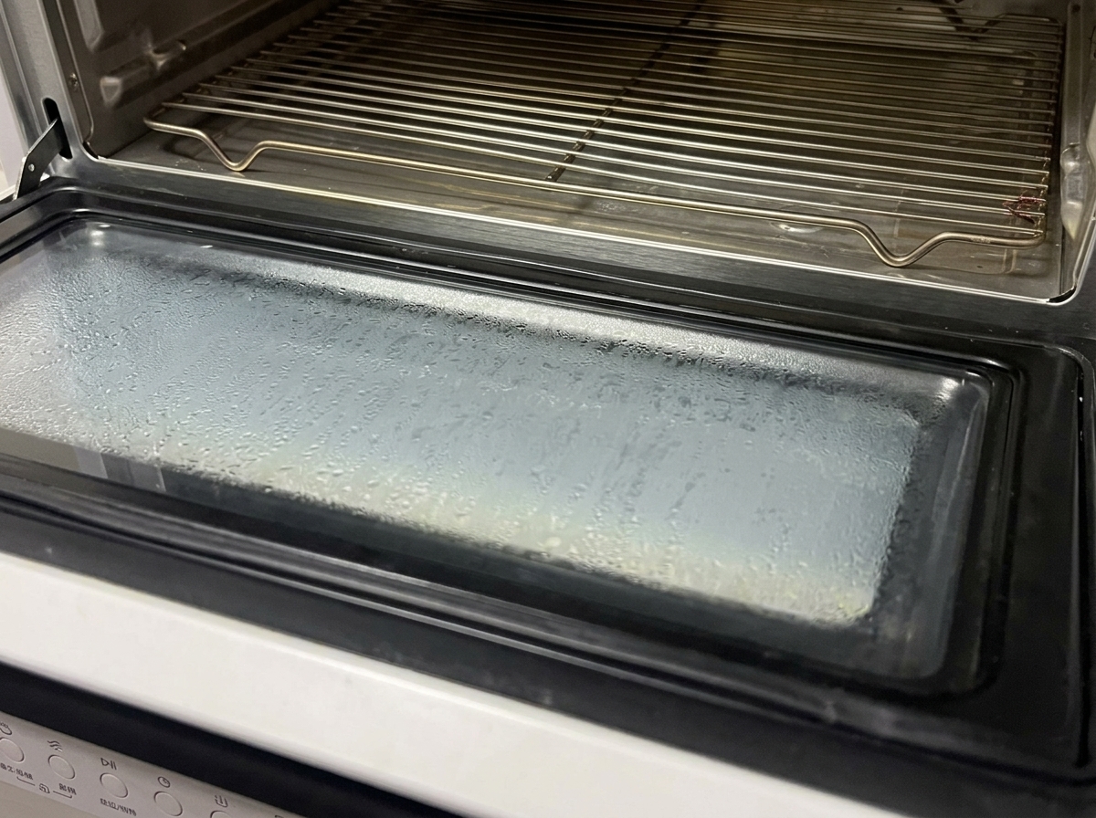 La teglia sigillata con lalluminio viene inserita nel forno.