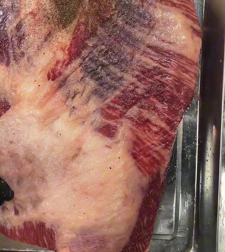 Pepe nero macinato grosso cosparso generosamente sopra la carne salata.