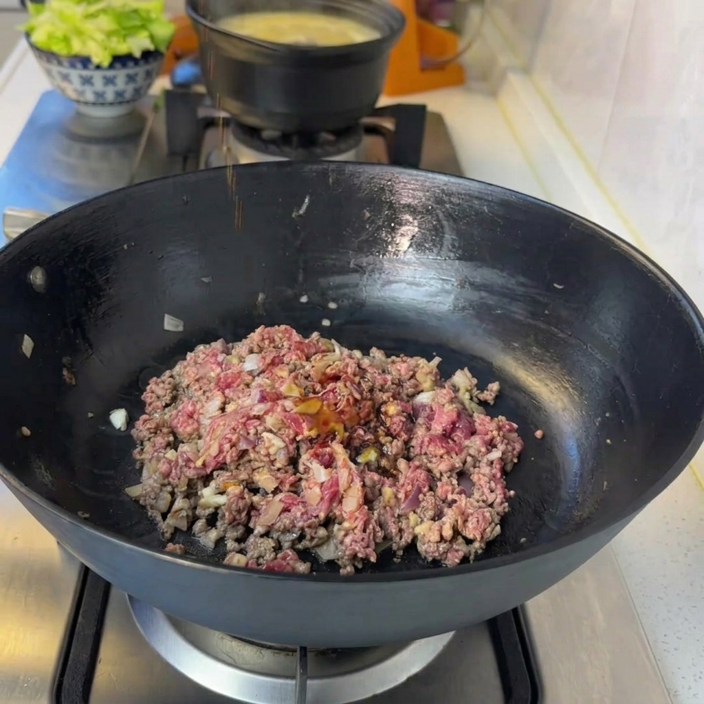 Composto di carne in padella condito con salsa di soia, pepe e ketchup.