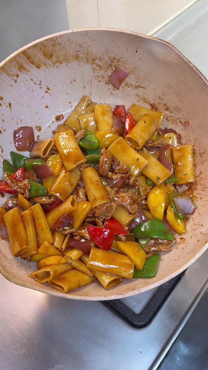 Rigatoni Saltati in Stile Cinese con Maiale e Peperoni