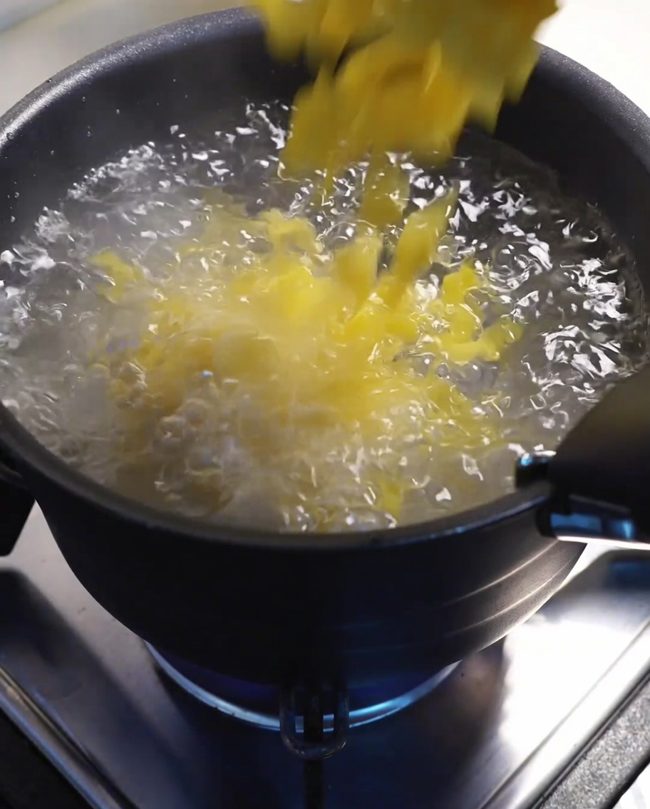 Maccheroni che bollono in una pentola dacqua sul fuoco.