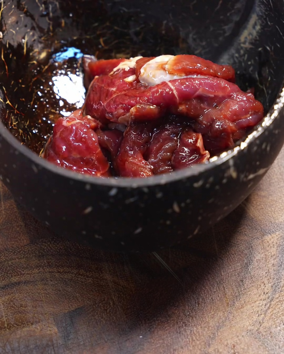Amido di mais mescolato alle fette di manzo marinate.