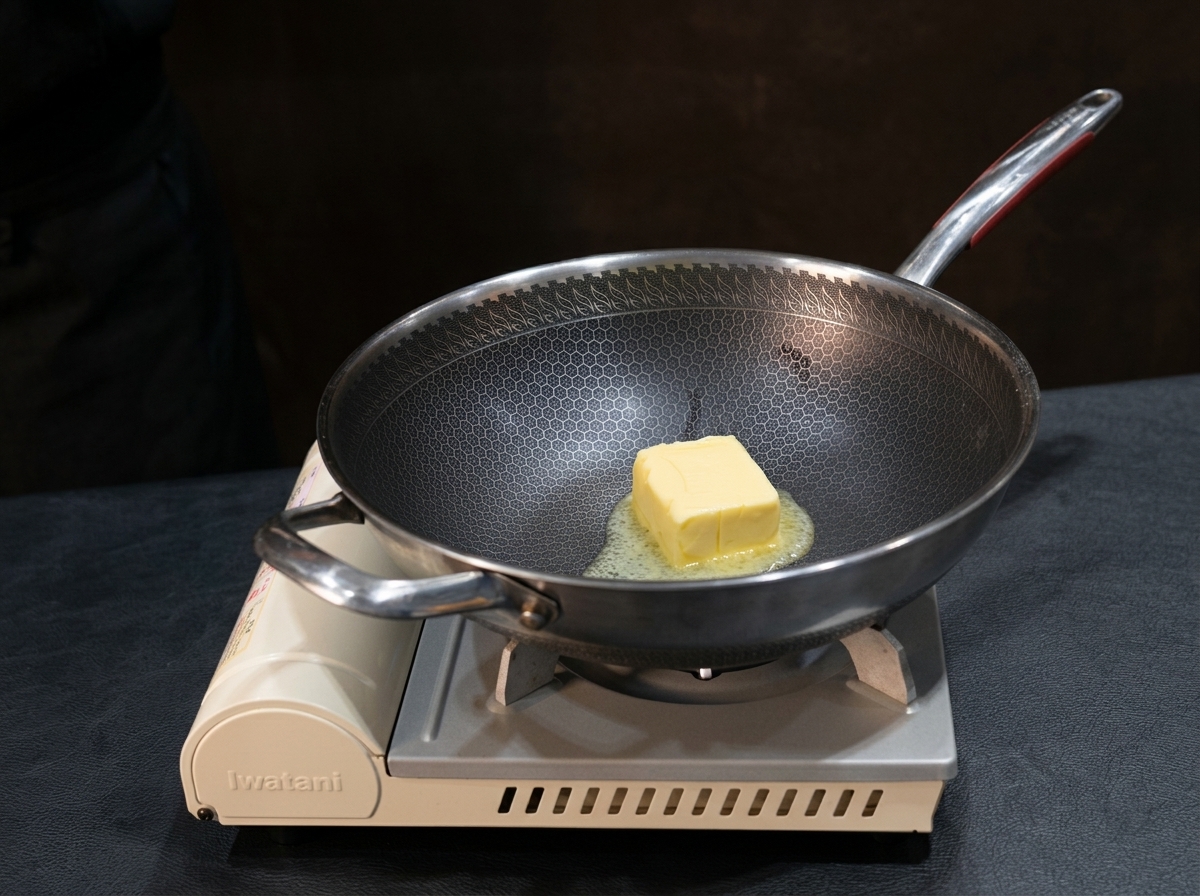 Burro che si scioglie in padella con farina mescolata per formare un roux liscio.