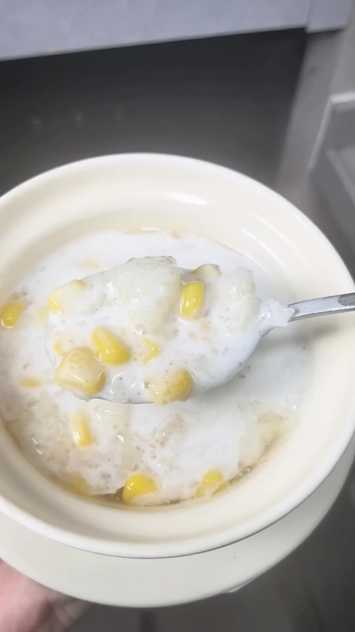 Zuppa Dolce Rinfrescante di Mais e Castagne d'Acqua al Cocco