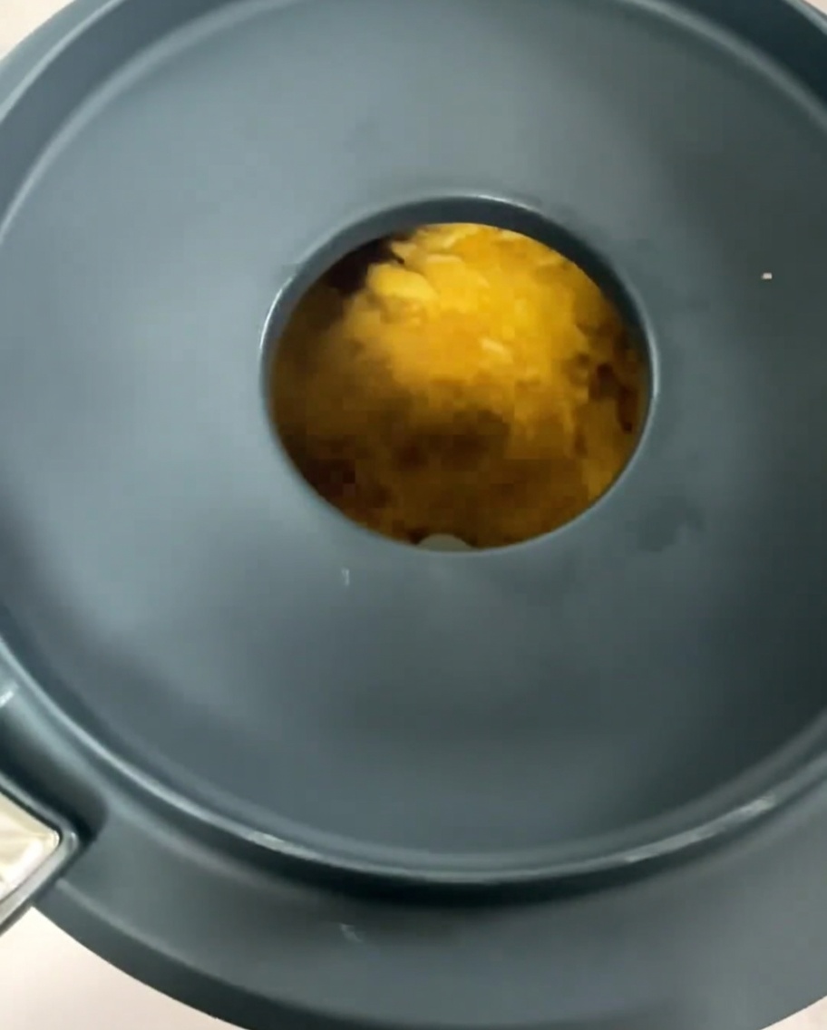 Zuppa di mais frullata in un composto denso e giallo.