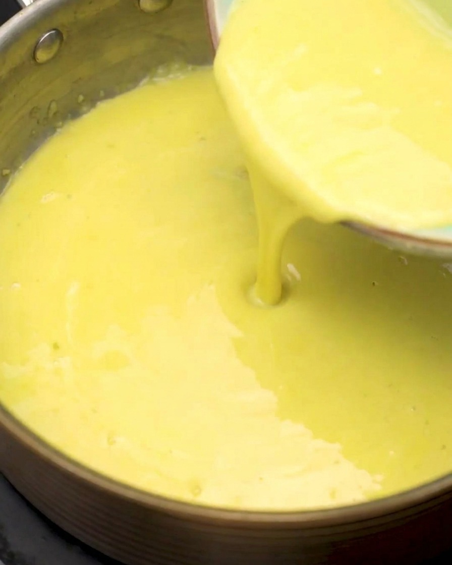 Il succo di mais filtrato viene versato nella casseruola con la base di farina e aglio.
