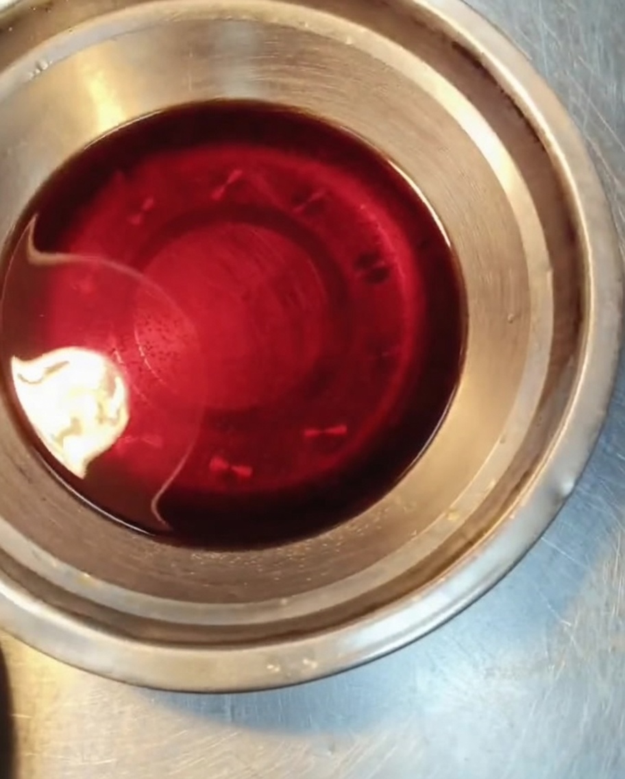 Un assortimento di frutti di mare cotti e preparati posti in ciotole di servizio di metallo individuali.