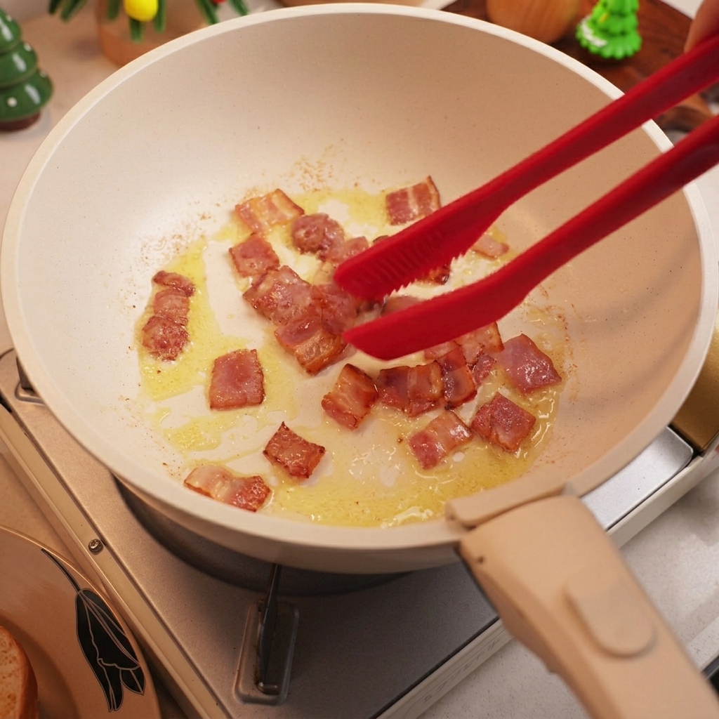 Pancetta a cubetti che frigge in padella fino a diventare croccante e dorata.
