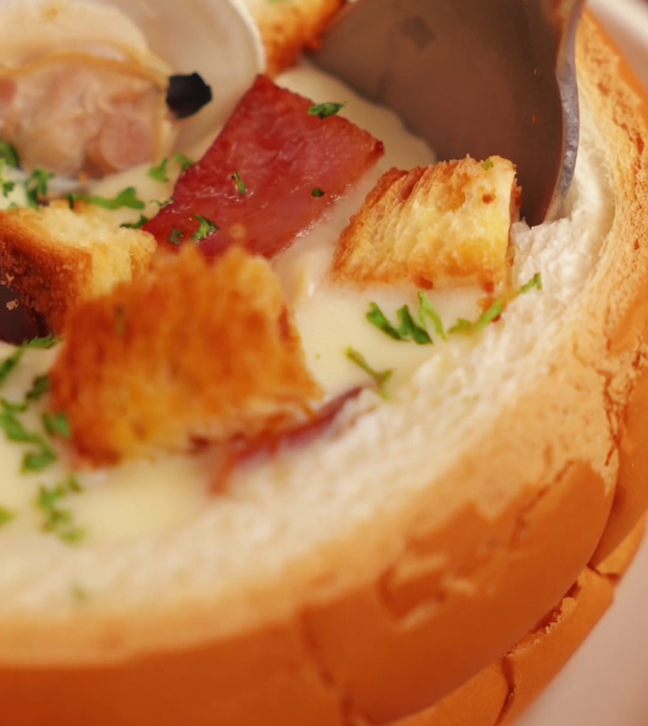 Aglio tritato e una noce di burro fuso mescolati in una padella con cipolle e sedano saltati.