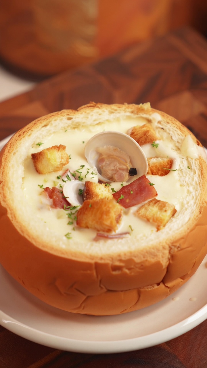 Clam Chowder Cremosa delle Feste in Ciotola di Pane