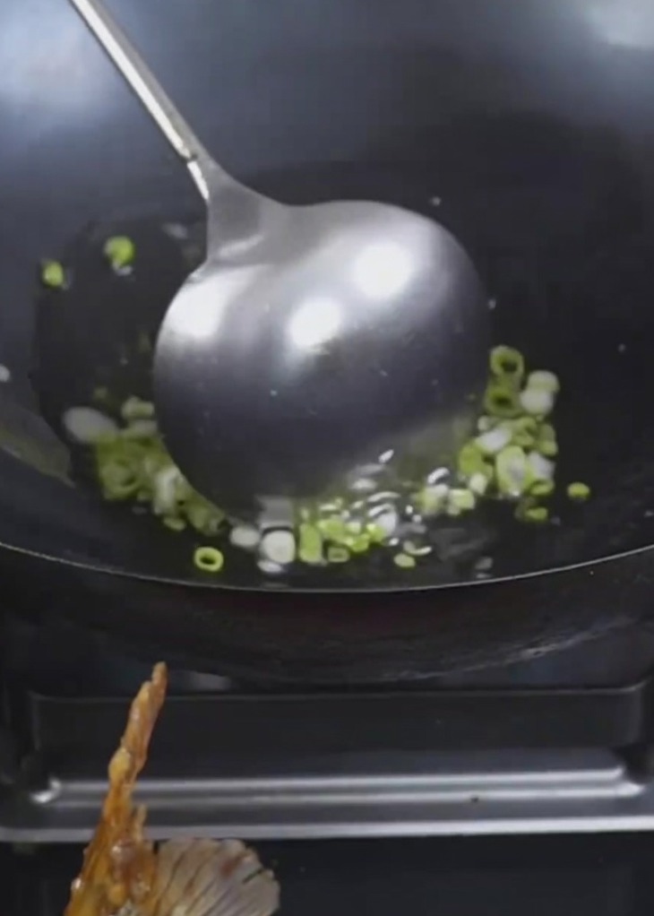 Cipollotti che friggono in olio caldo fino a raggiungere un colore dorato.