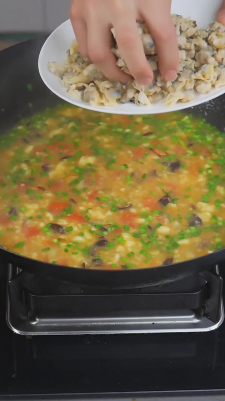 Tradizionale Zuppa Geda di Vongole (Zuppa con Gnocchetti di Farina)