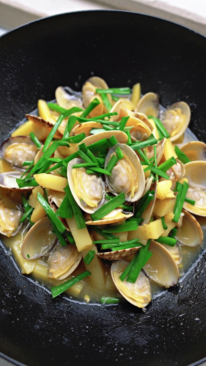 Padellata di Vongole e Patate a Fiammifero