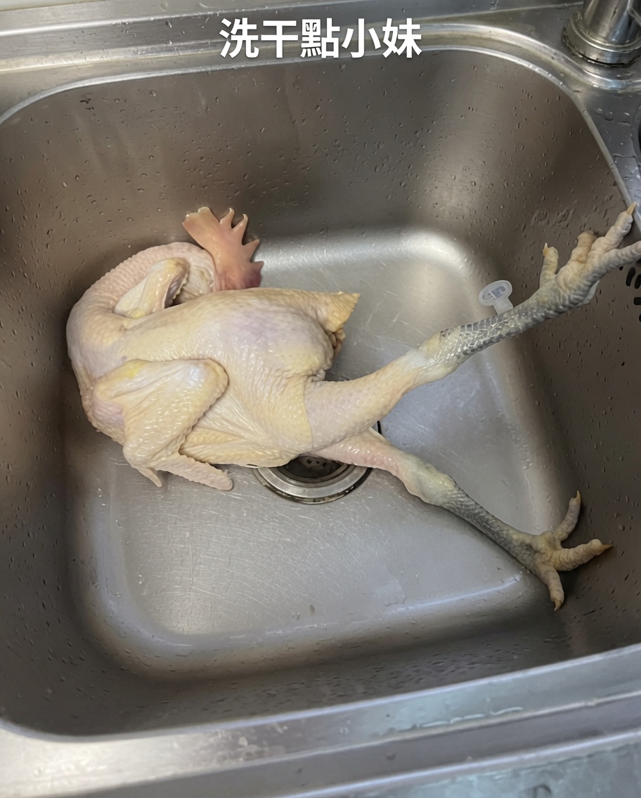 Un pollo intero crudo sciacquato accuratamente nel lavandino sotto acqua corrente fredda.