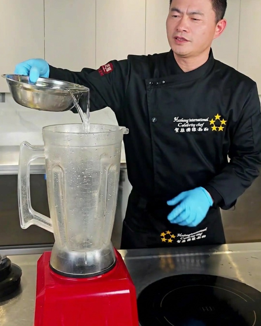 Acqua e spicchi daglio dentro un frullatore.