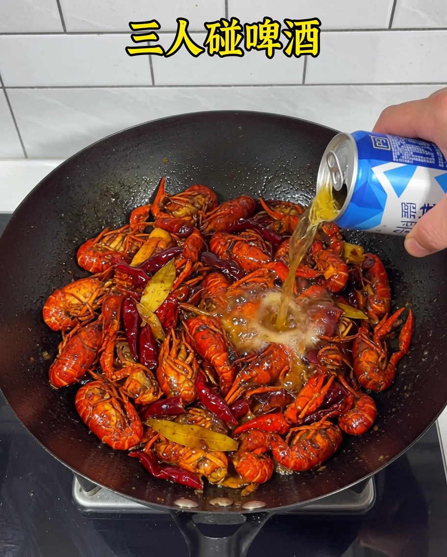 Birra versata nel wok sopra i gamberi e la base piccante.