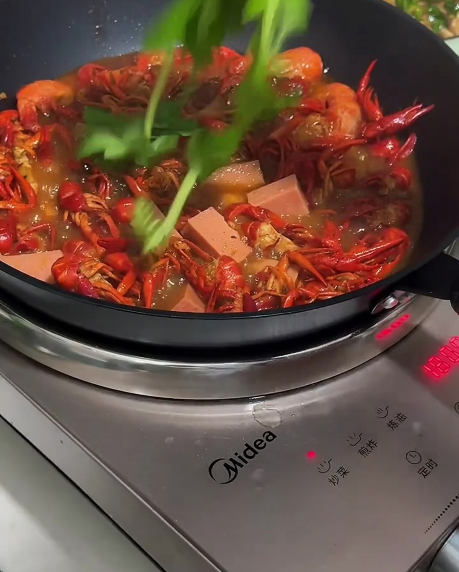 Aggiunta di salsiccia e peperoni verdi in padella.