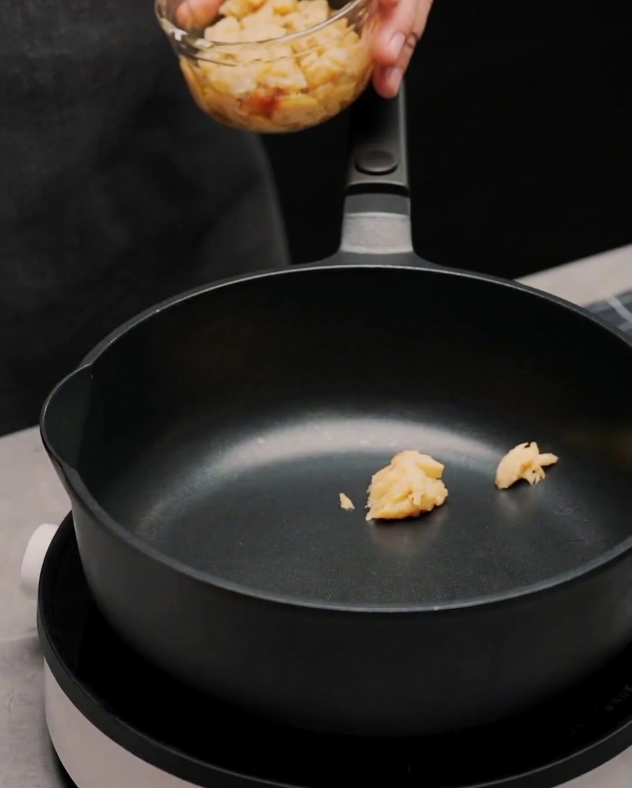 Olio doliva e peperoncino aggiunti nella padella con la crema daglio.
