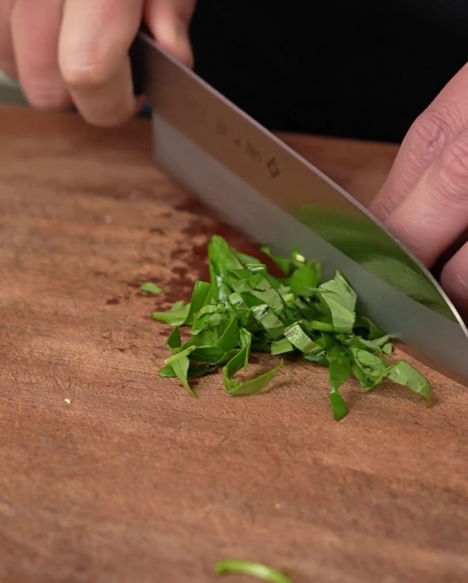 Cubetti di pancetta affumicata in padella con il grasso sciolto ben visibile.