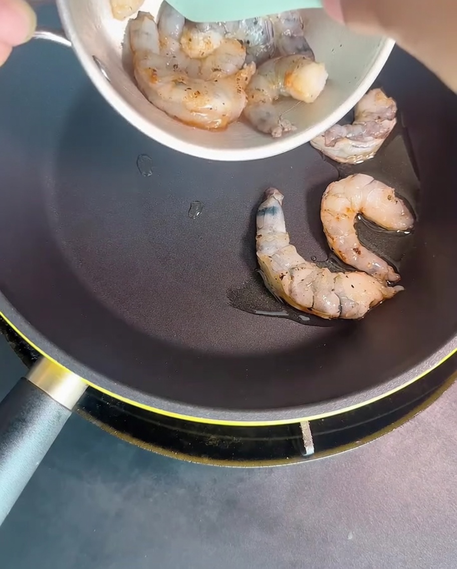 Gamberi scottati in una padella calda finché non diventano opachi e ben cotti.