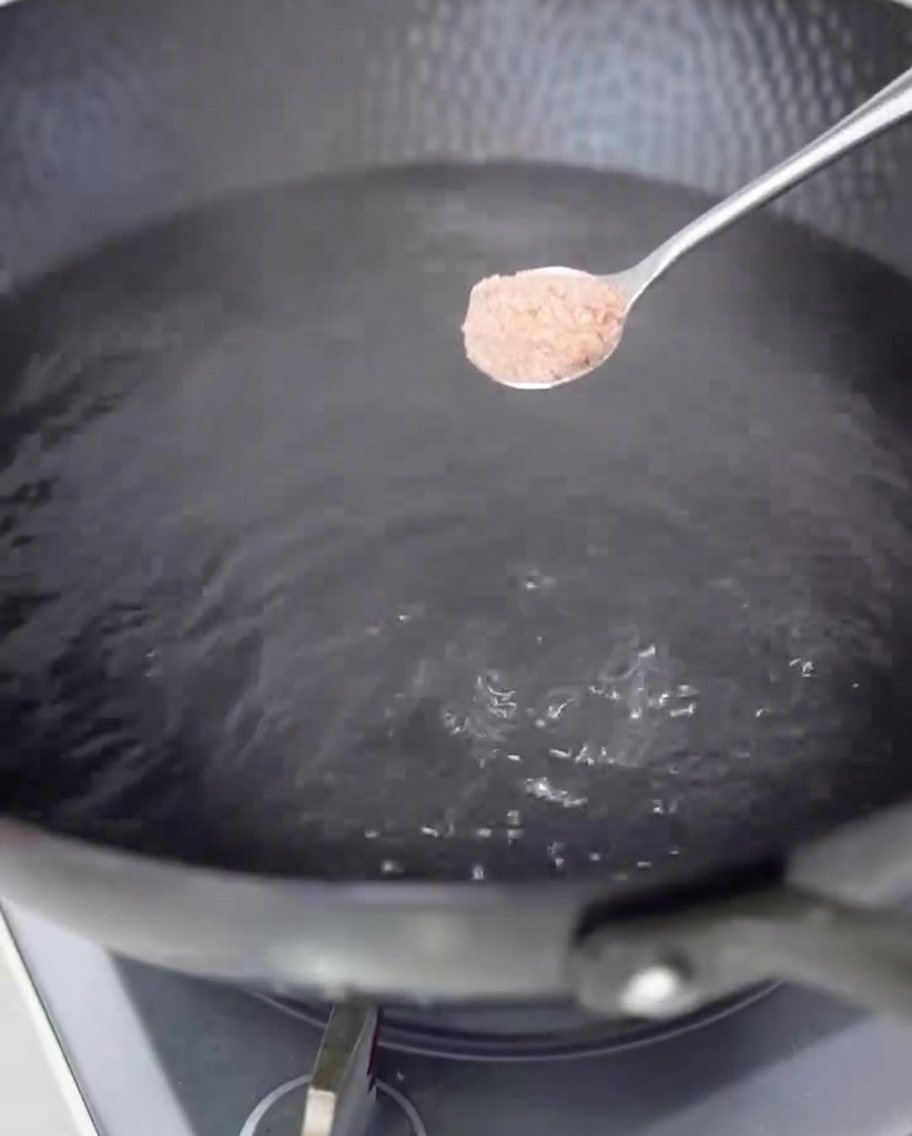Spaghetti che cuociono in una pentola di acqua bollente salata.