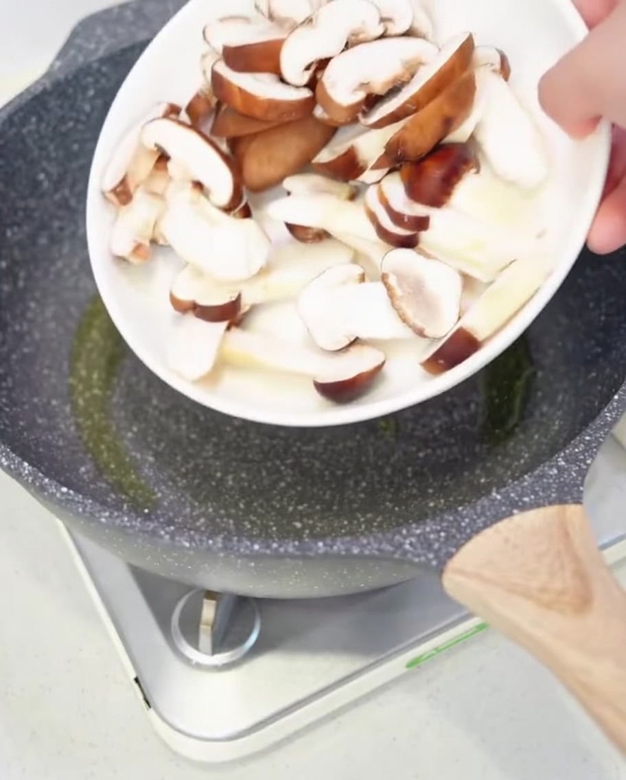Funghi misti che sfrigolano in padella con olio doliva.