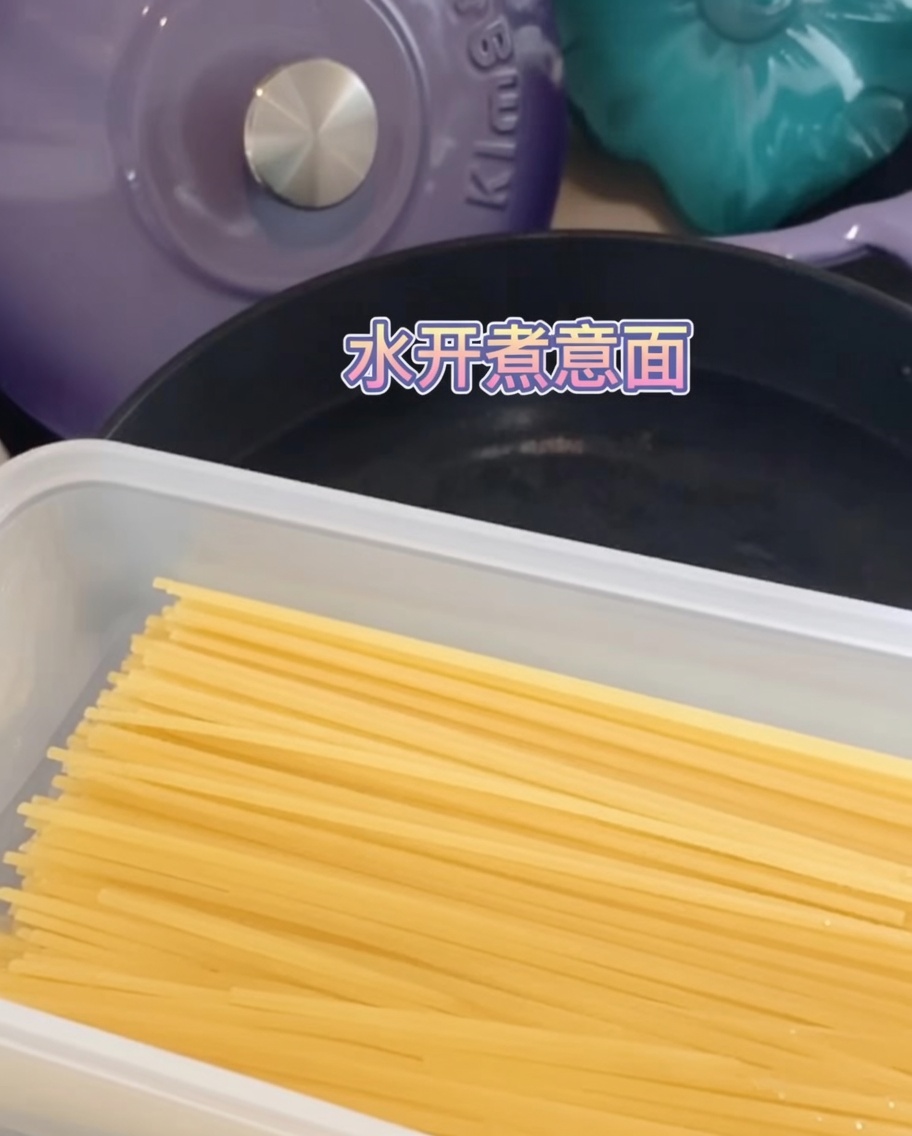Spaghetti immersi in una pentola di acqua bollente.