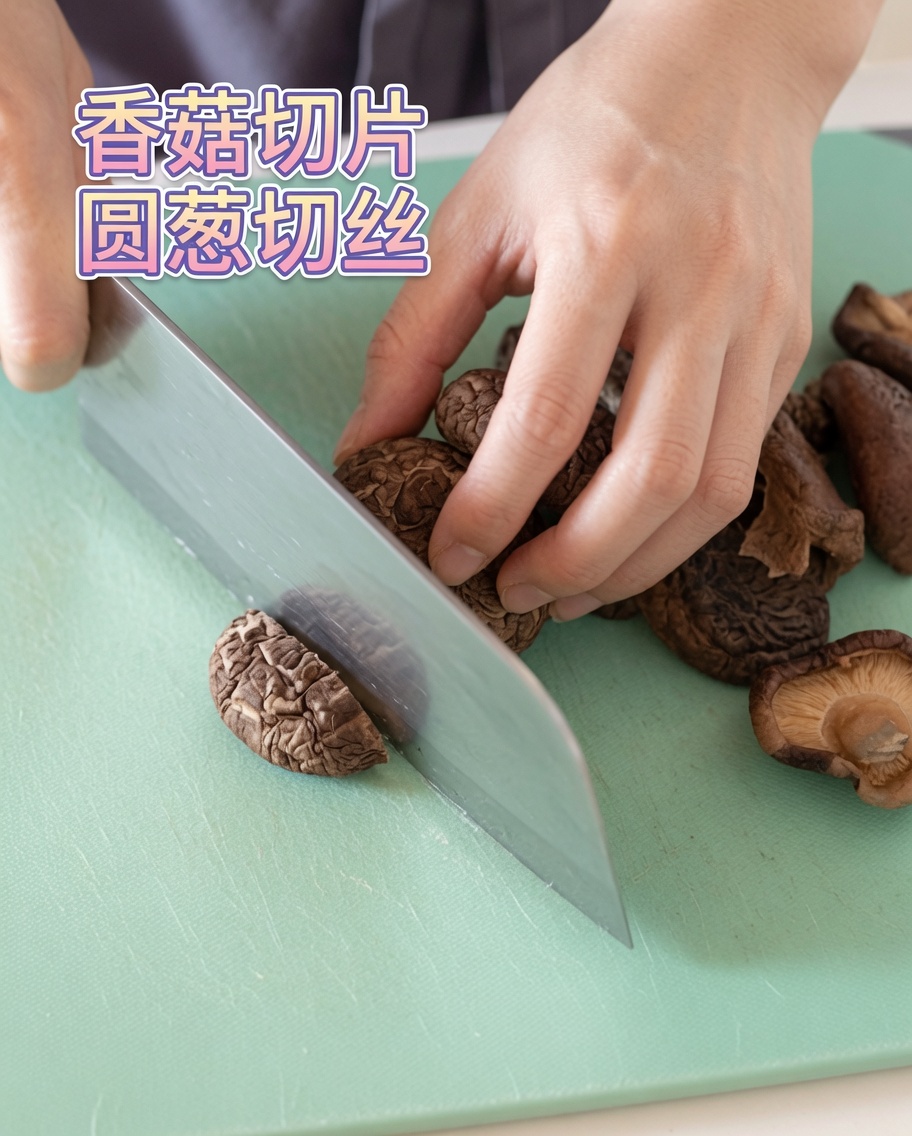 Mucchio di funghi shiitake affettati pronti per essere saltati.