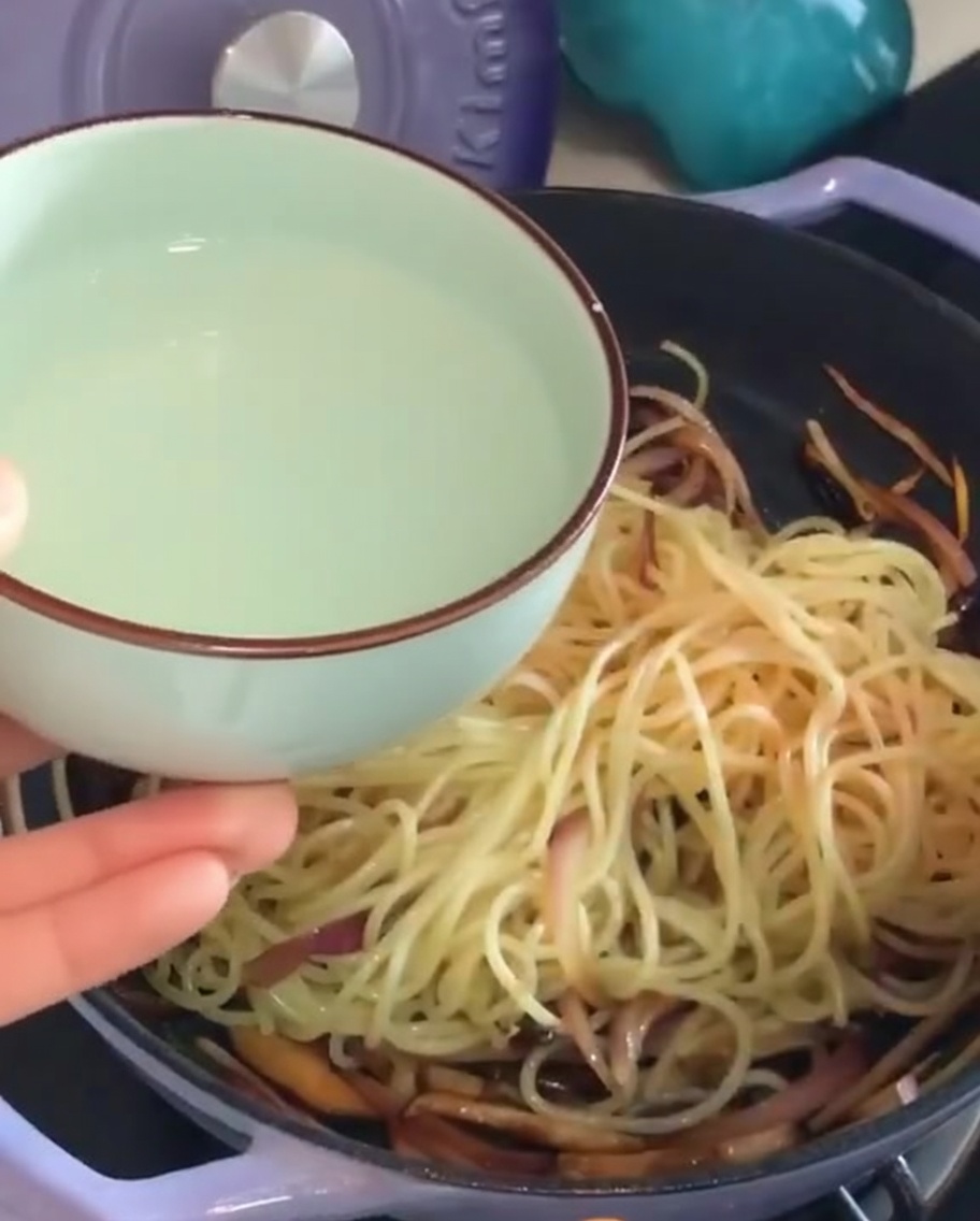 Aggiunta di acqua di cottura della pasta in padella.