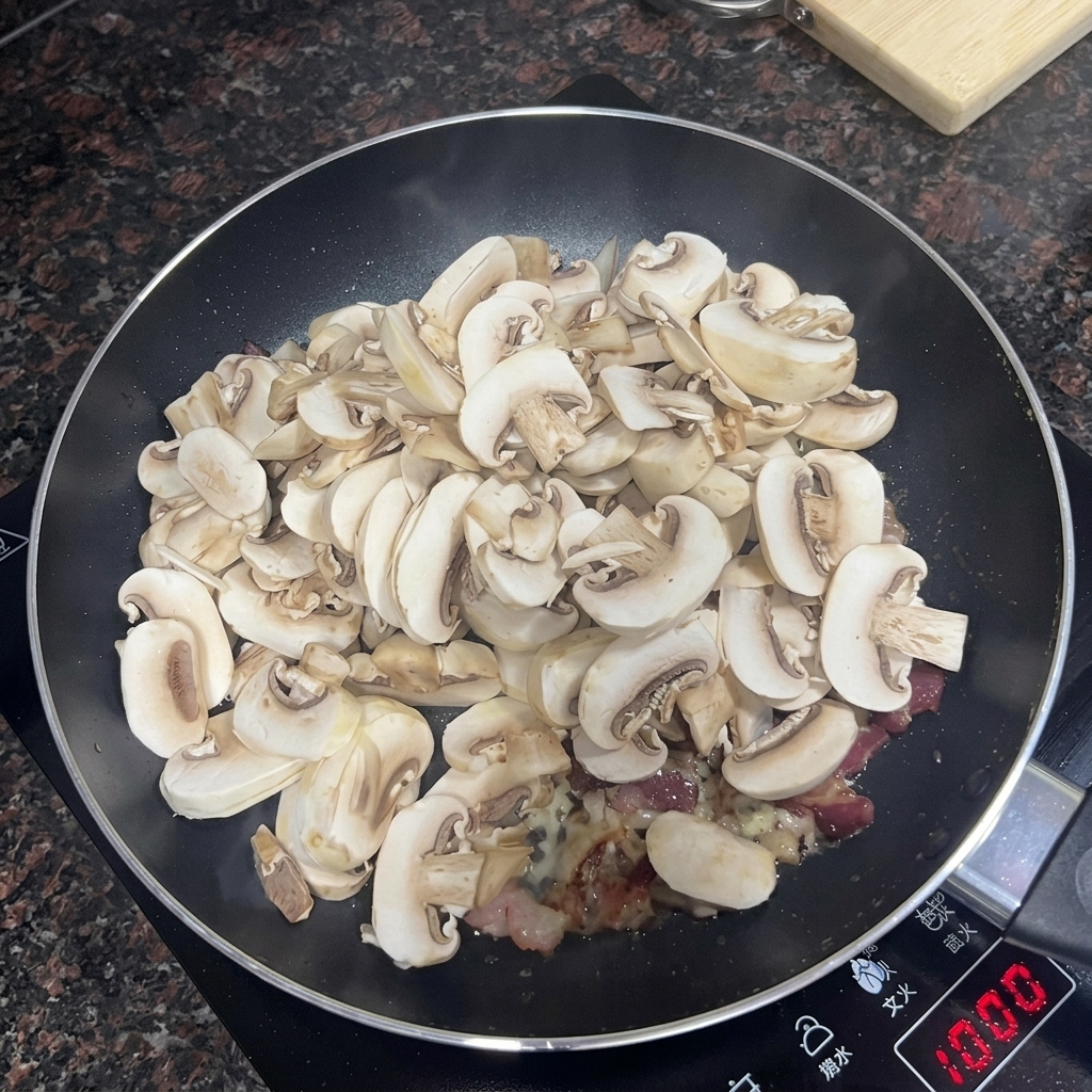 Funghi champignon affettati aggiunti in una padella con bacon e aglio.