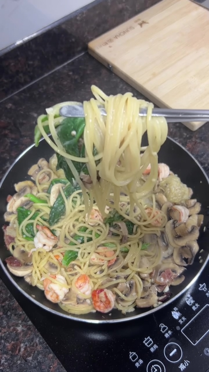 Pasta cremosa con gamberi, funghi e bacon
