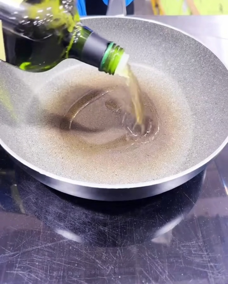 Olio di avocado versato in una padella preriscaldata.