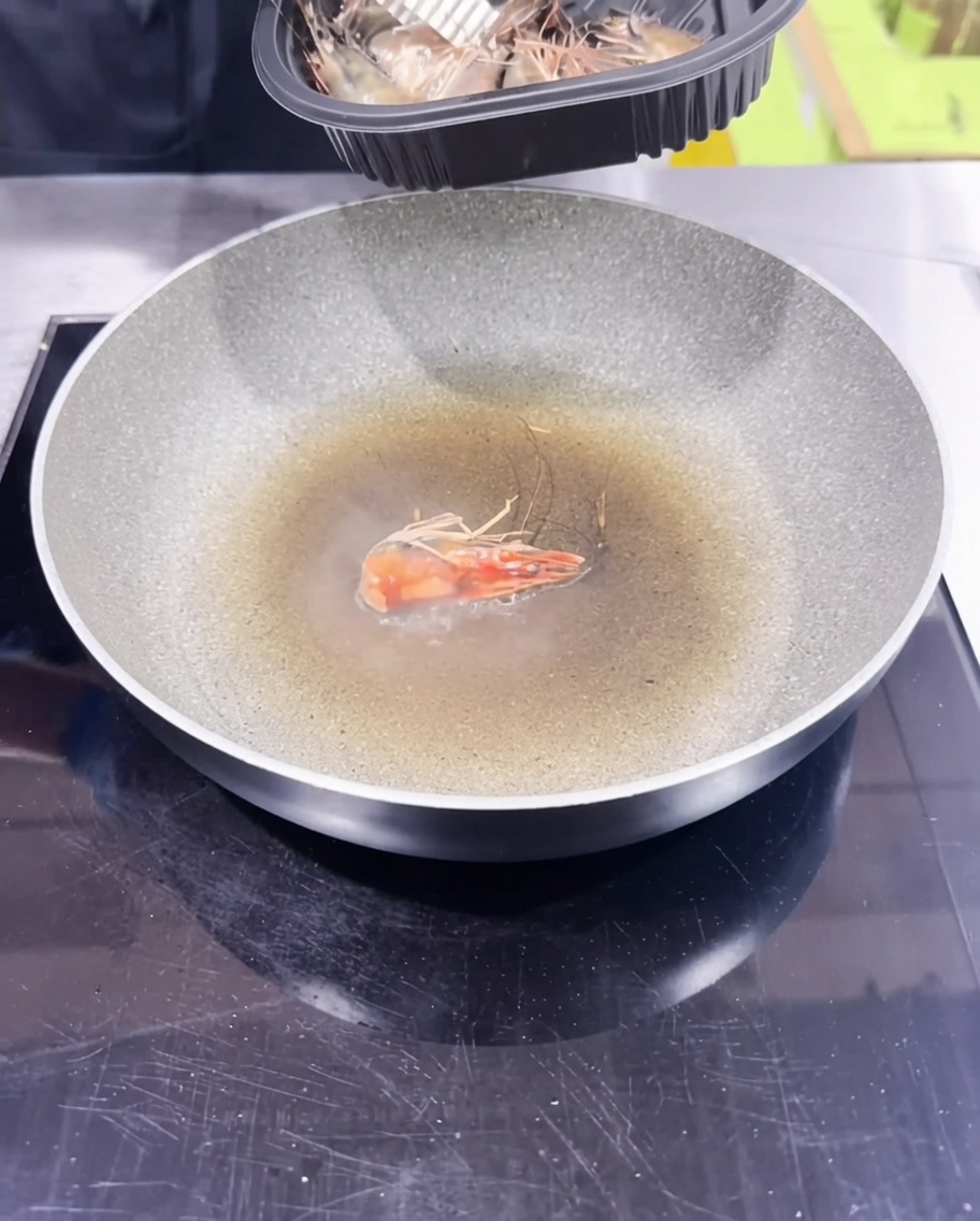 Teste di gambero saltate in padella per creare un saporito olio infuso.