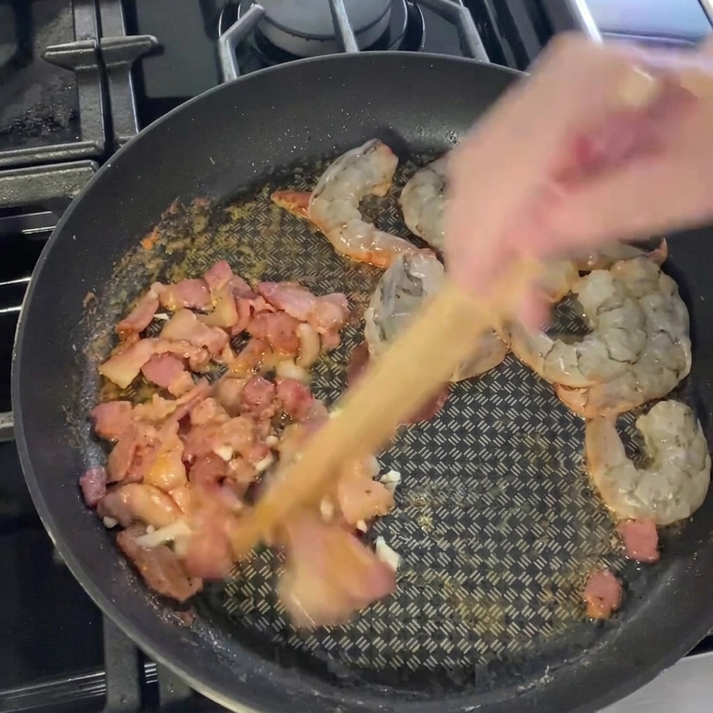 Segmenti di asparagi verdi freschi aggiunti alla padella con gli altri ingredienti.