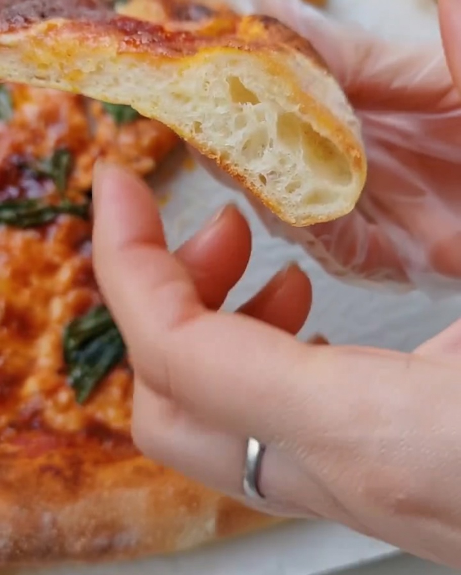 Limpasto viene adagiato su un foglio di carta forno in una teglia.