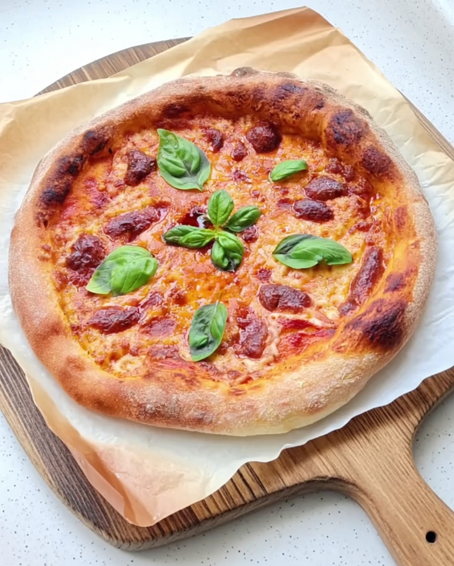 Salsa di pomodoro stesa uniformemente sulla base della pizza.