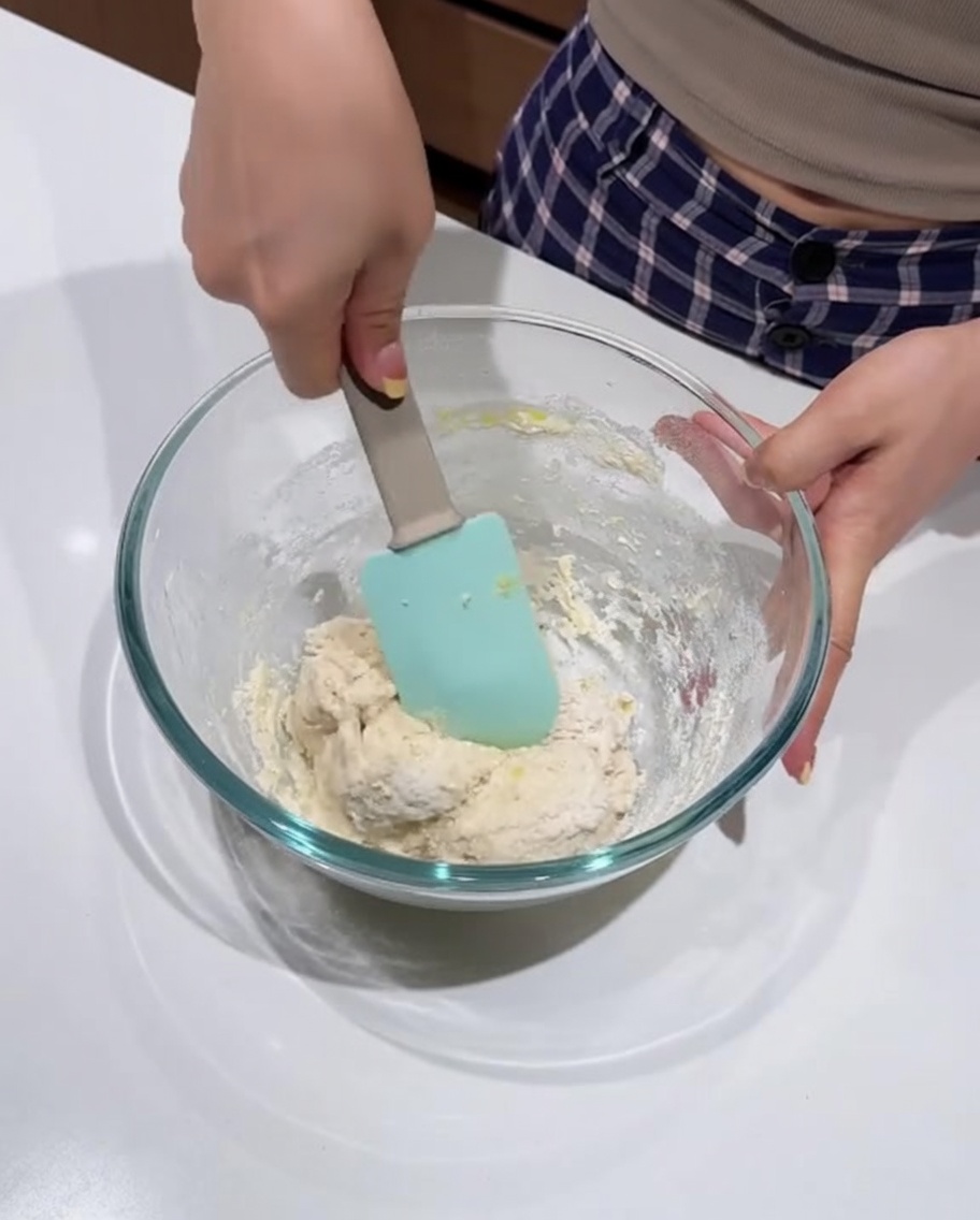 Limpasto viene lavorato con una spatola in silicone.