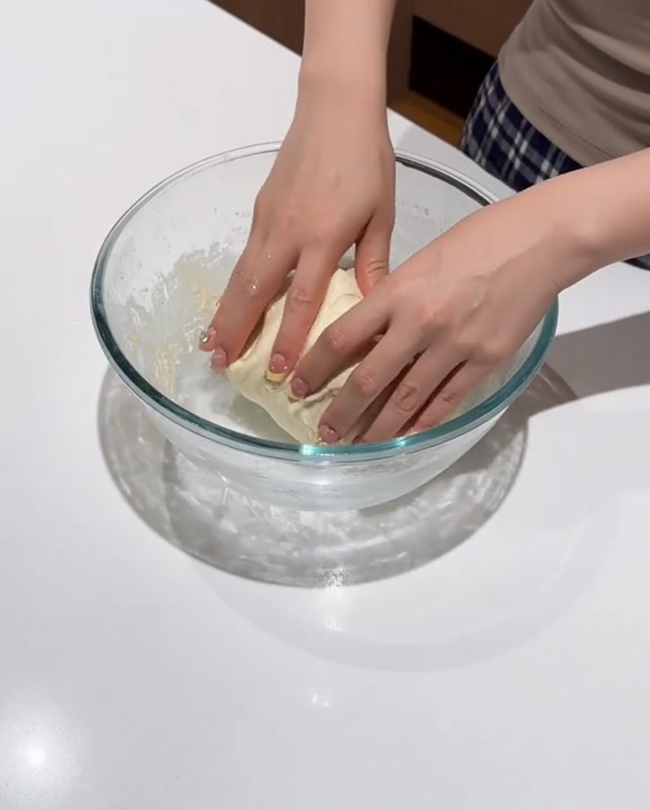 Un panetto liscio e tondo che riposa nella ciotola.