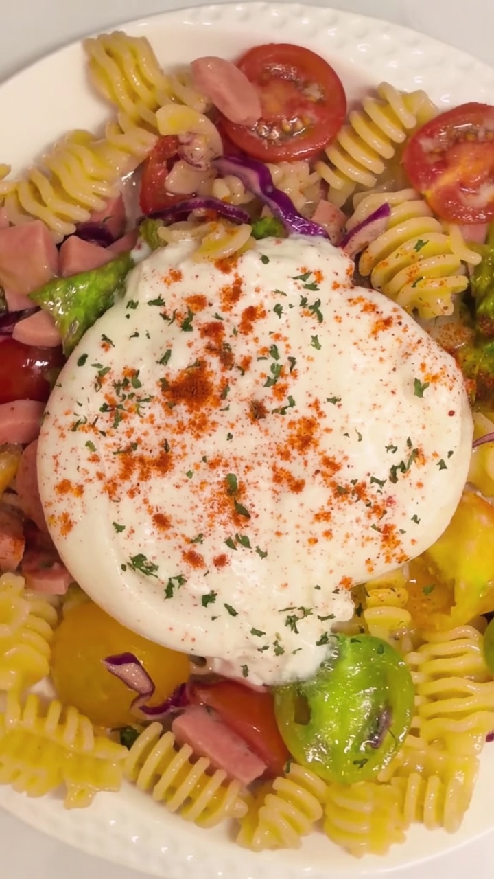 Pasta fredda con burrata e pomodorini