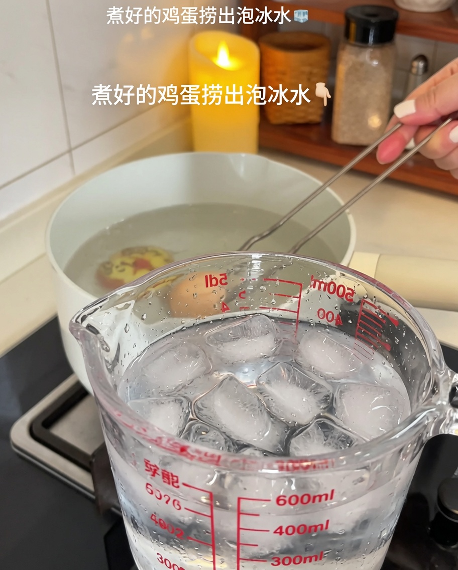 Uova cotte trasferite in acqua e ghiaccio.