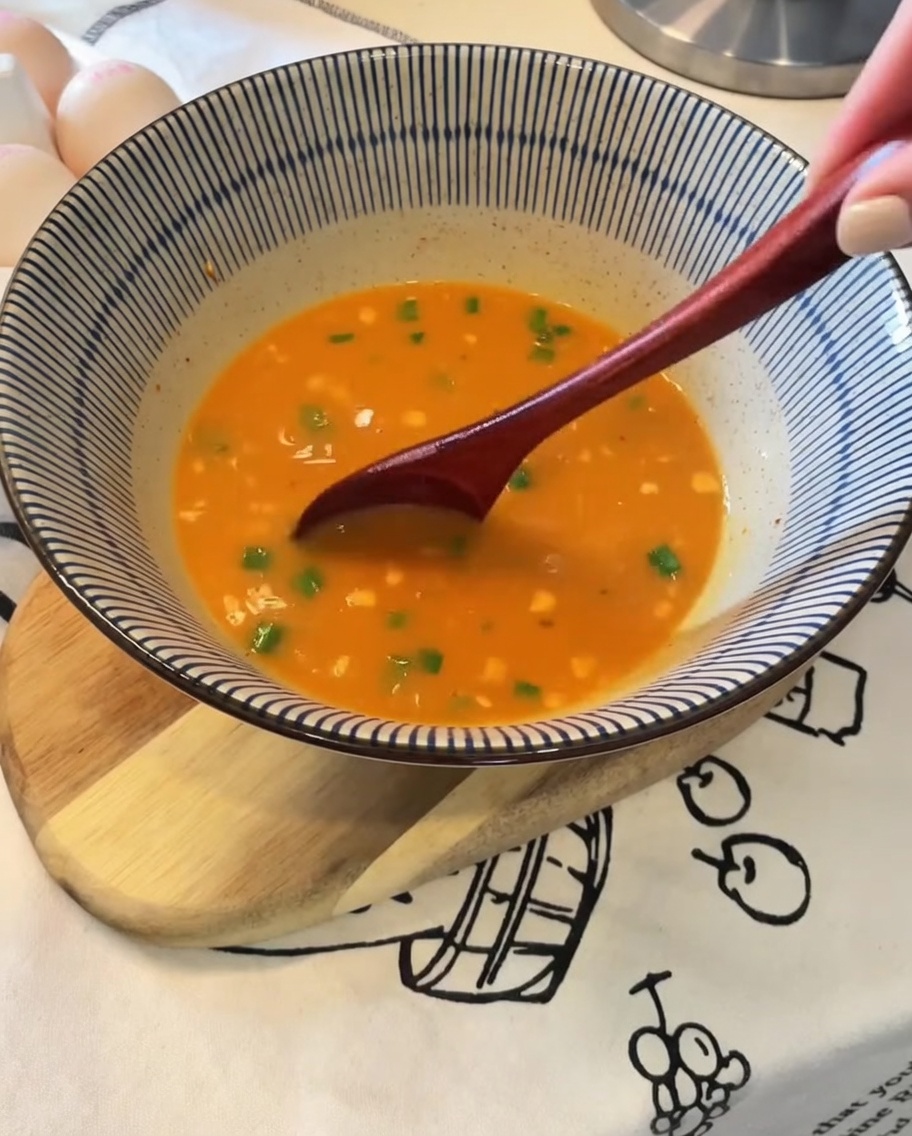 Noodles aggiunti nella ciotola con il brodo preparato.