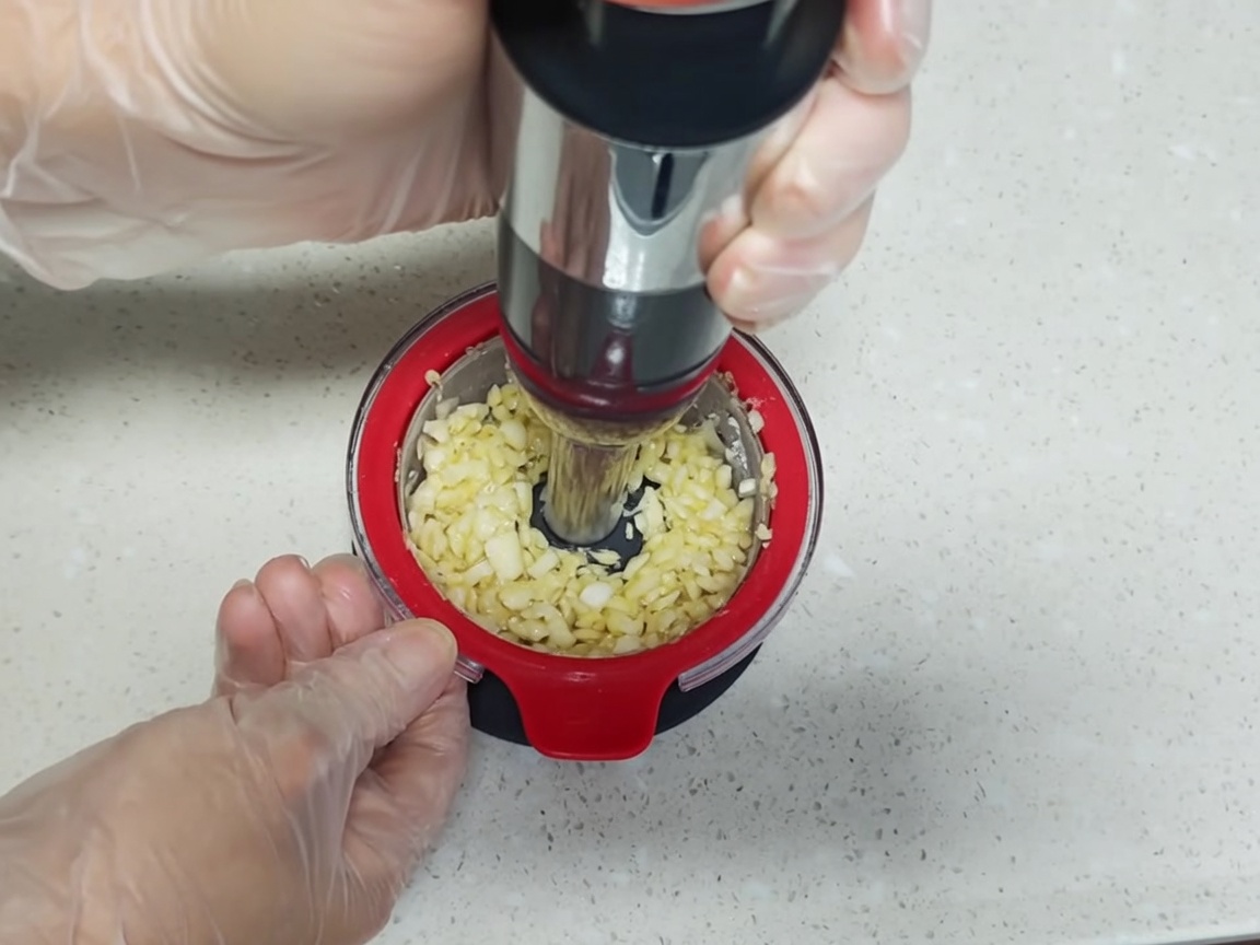 Contenitore in acciaio inox con uova sode, aromi e una marinata a base di soia.