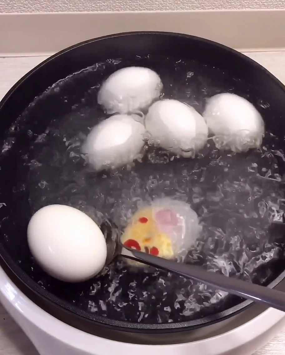 Le uova cotte vengono scolate dalla pentola e trasferite in una ciotola con acqua e ghiaccio.