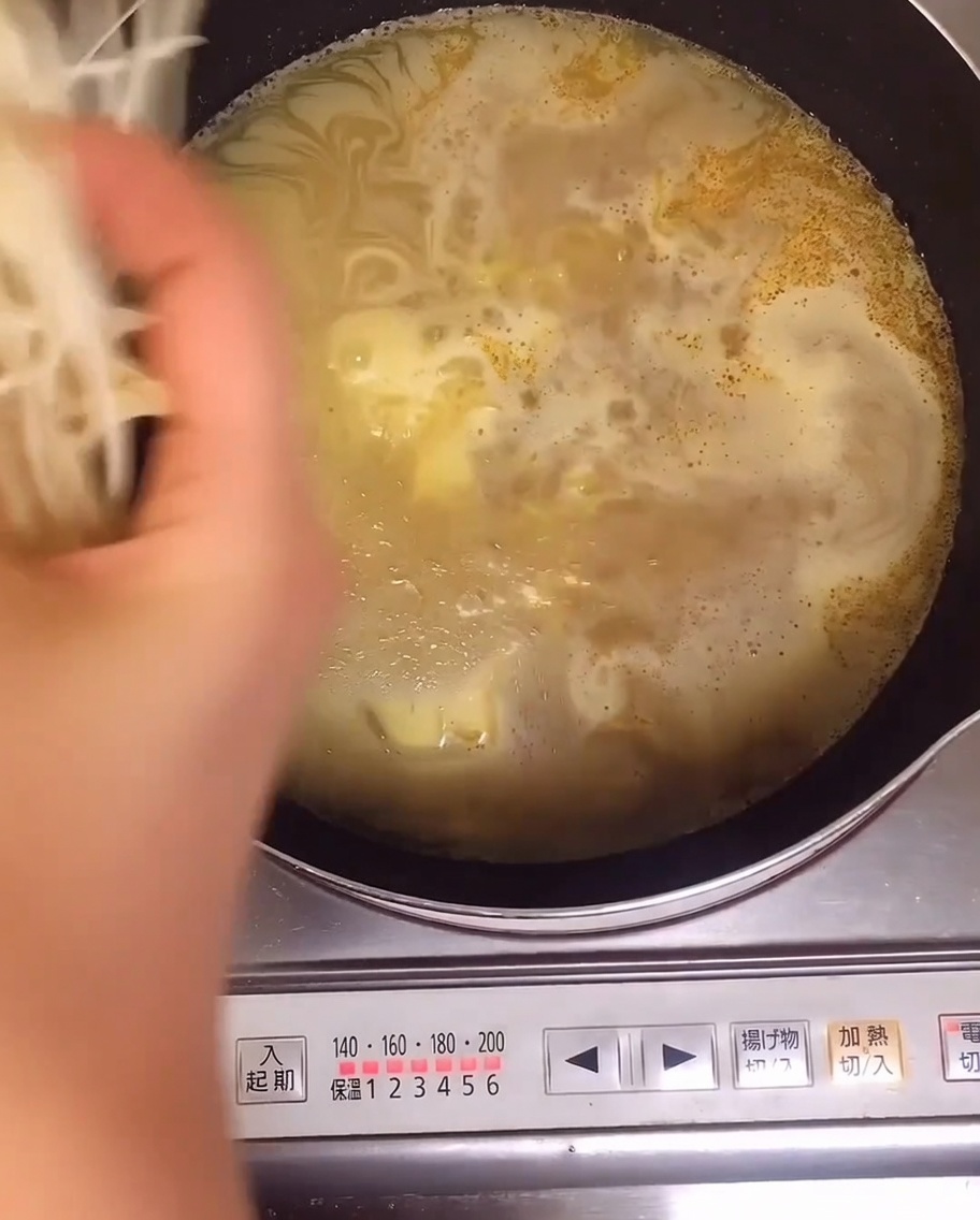 Germogli di soia freschi vengono aggiunti nella pentola con i noodles in ebollizione.