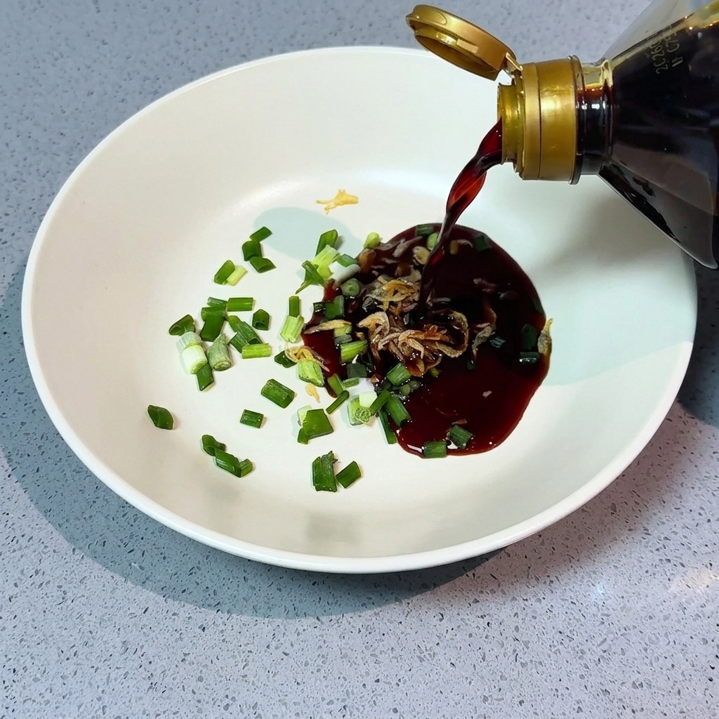 Versare una piccola quantità di salsa di soia scura nella ciotola.