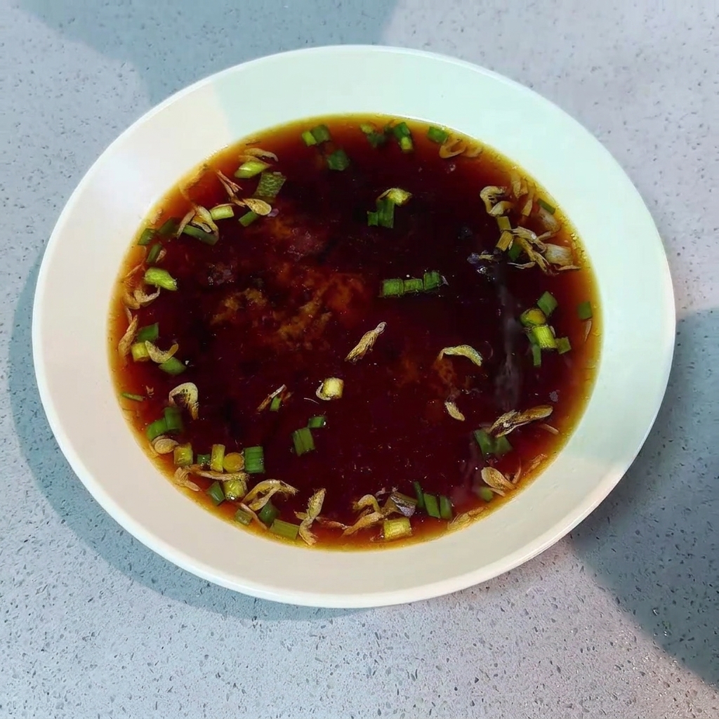 Trasferire i noodles cotti nella ciotola con il brodo.